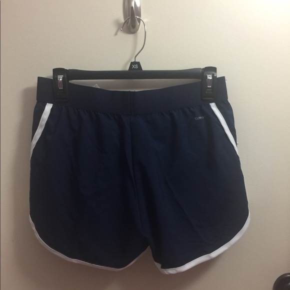 Adidas women’s club 3.5 inch tennis shorts - Picture 2 of 2